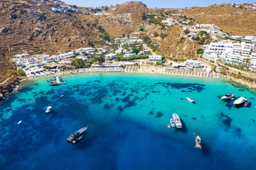 Der berühmte Strand von Psarou, mit teuren Luxushotels und Booten über dem türkisem Meer, Mykonos, Kykladen, Griechenland