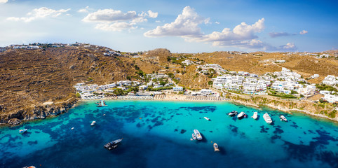 Panorama des Strandes von Psarou auf Mykonos, Sommer Domizil der Reichen und Schönen, Kykladen, Griechenland - obrazy, fototapety, plakaty