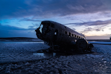 Fototapeta na wymiar アイスランド DC-3飛行機の残骸 夕焼け