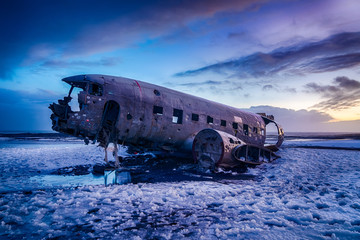アイスランド DC-3飛行機の残骸 夕焼け