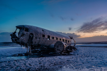 Fototapeta na wymiar アイスランド DC-3飛行機の残骸 夕焼け