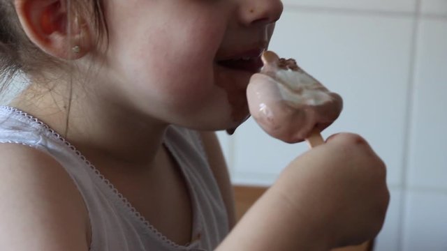 Ni&ntilde;a comiendo un helado de chocolate