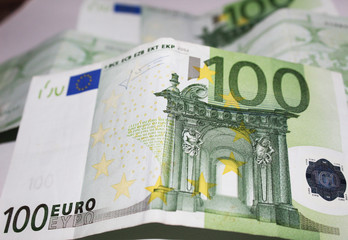 100 euro banknotes