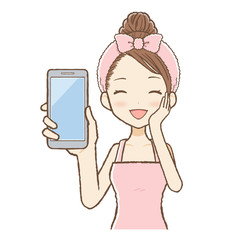 ルームウエアを着た女性がスマホを持ってにっこり笑っている　上半身