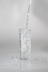 agua en un vaso de cristal en estudio