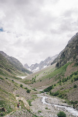 Le paysage de la vallée avec les cascades et la monatgne