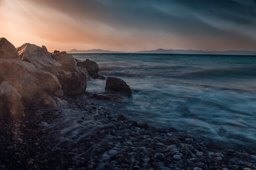 Dramatischer und Epischer Sonnenuntergang einer Küste