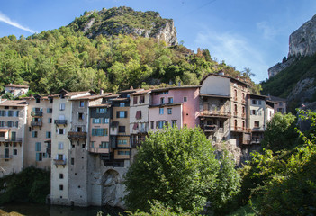 Fototapeta na wymiar Maisons suspendues adossées à la montagne à Pont en Royans (Isère)
