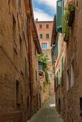Einsame Straße in der Altstadt von Montepulciano in der Toskana in Italien 