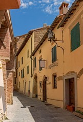 Straße in der Altstadt von Montepulciano in der Toskana in Italien 