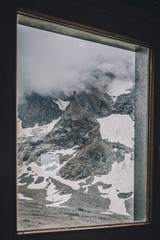 Montagne brumeuse à travers de la fenêtre du refuge 