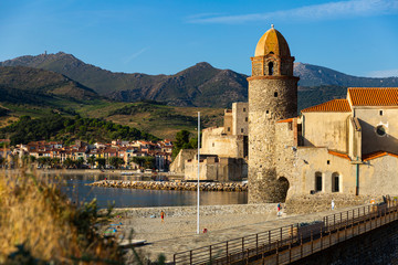 Fototapeta na wymiar View of sand beach and medieval fort in Collioure, France