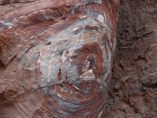 Von der Natur geschaffene Kunstwerke an den Feksen von Petra