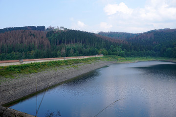 Blick auf die Staumauer der Sösetalsperre im Harz in Niedersachsen