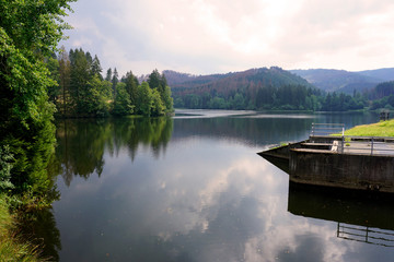 Ausblick auf einen Teil der Sösetalsperre im Harz an einem schönen warmen Sommertag 