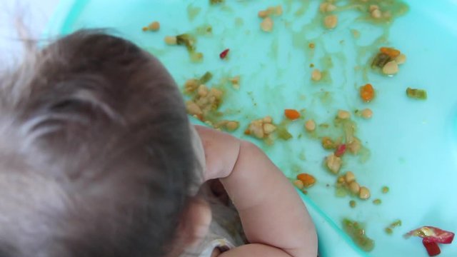 Beb&eacute; comiendo con sus manos