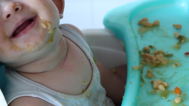 Beb&eacute; sonriente a la hora de la comida