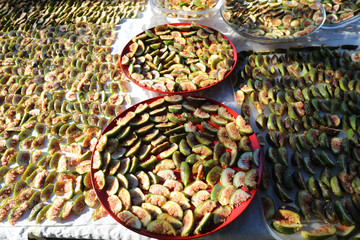 Figs to dry in plates and on a table