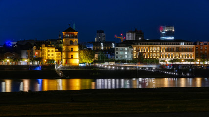 Fototapeta na wymiar Altstadt-Panorama von Düsseldorf bei Nacht