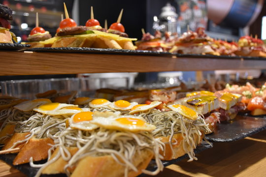 Barra rebosante de extraordinarios pinxos en t&iacute;pico restaurante de la Parte Vieja en Donostia