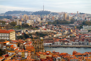 Panoramica o Skyline de la ciudad de Oporto, en el pais de Portugal