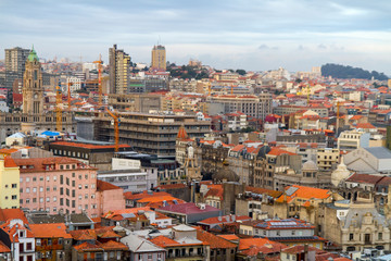 Fototapeta na wymiar Panoramica o Skyline de la ciudad de Oporto, en el pais de Portugal