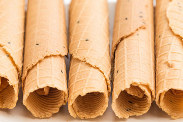 Use milk, flour and other ingredients to make delicious omelets