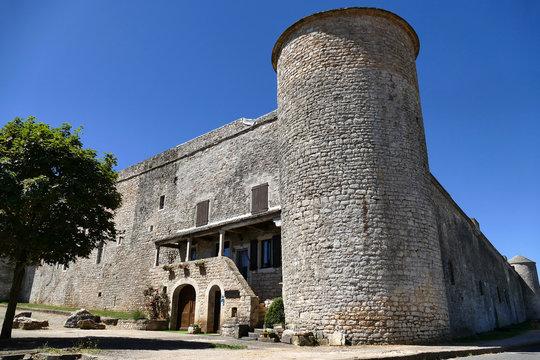 Remparts et tour d'angle de La Cavalerie, ancienne commanderie des templiers 