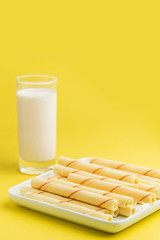 Use milk, flour and other ingredients to make delicious omelets