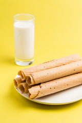 Use milk, flour and other ingredients to make delicious omelets