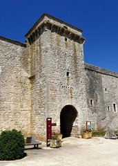 Remparts et tour d’entrée de La Cavalerie, ancienne commanderie des templiers