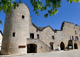 Tour d’angle et maisons construite dans les remparts de La Cavalerie, ancienne commanderie des Templiers