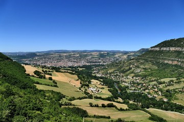 Fototapeta na wymiar Vue aérienne de la vallée de la rivière Dourbie et de la ville de Millau