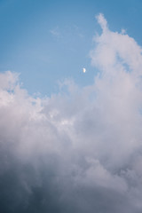 La lune dans les nuages