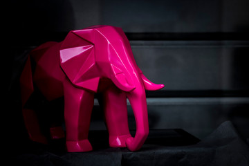 Elephant rose aux formes graphiques - Figurine en décoration d'intérieur
