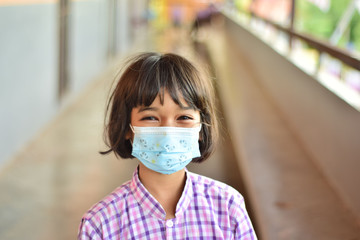 Students wear masks to prevent viruses while studying in the classroom.