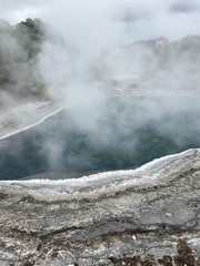Bassin d'eau chaude à Whakarewarewa, Nouvelle Zélande
