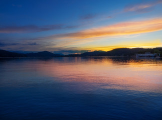 Fototapeta na wymiar Beautiful view of the lakes at sunset in Klagenfurt in Austria.