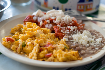Huevos revueltos con chilaquiles