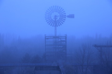 Windrad im Nebel