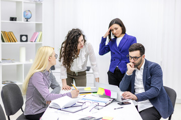 Obraz premium Business people finishing up a meeting at office.