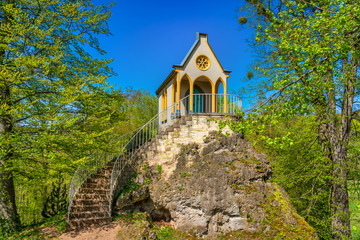 Wunderschöne Sommeransicht einer Kirche auf dem Gipfel eines Berges im Wald