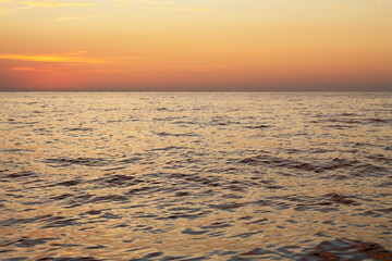 Mar y cielo en atardecer rojizo