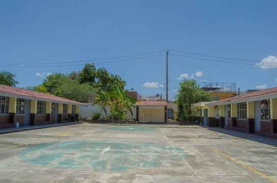 Patio de escuela primaria vacia