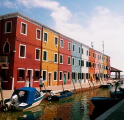 Fototapeta na wymiar colorful houses in burano, vivid colors, pretty colors, pretty houses, Italy