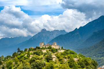 Fototapeta na wymiar valcamonica 02 - resti del castello di Breno in paesaggio montano