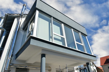 Vorgebaute hängende Wintergarten-Balkon-Kombination (Dachterrasse) mit dreiseitiger Verglasung an...