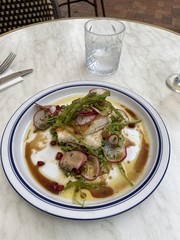 Poulet aux légumes sur une table de restaurant	