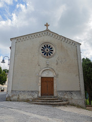 Iglesia por la zona de Castreccioni-Cingoli, en la provincia de Macerata, Italia, verano de 2019