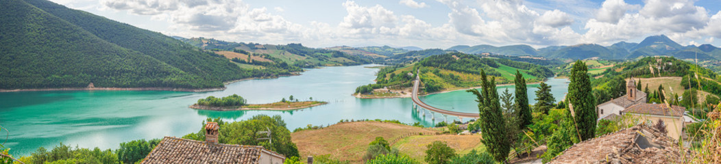 Preciosas vistas al Lago Castreccioni-Cingoli, en la provincia de Macerata, Italia, verano de 2019